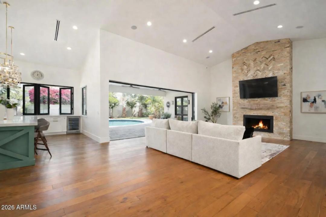 Real Estate Picture 8