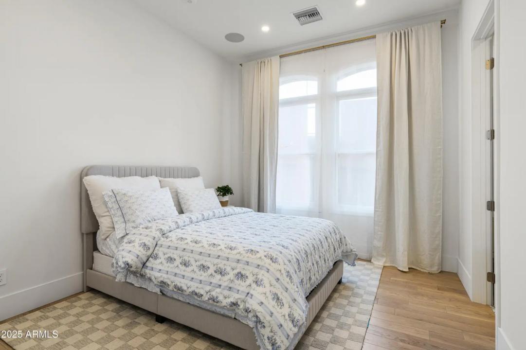 Real Estate Picture 23