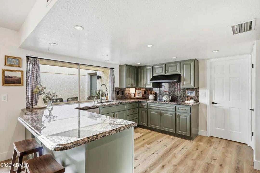 Real Estate Picture 24