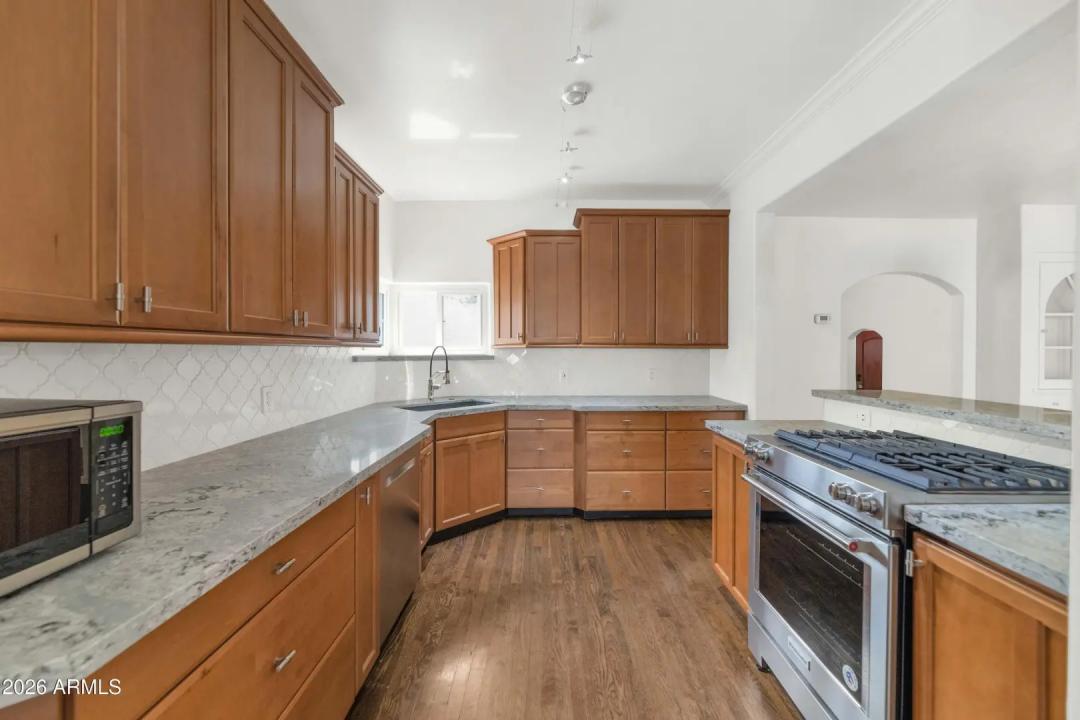 Real Estate Picture 12