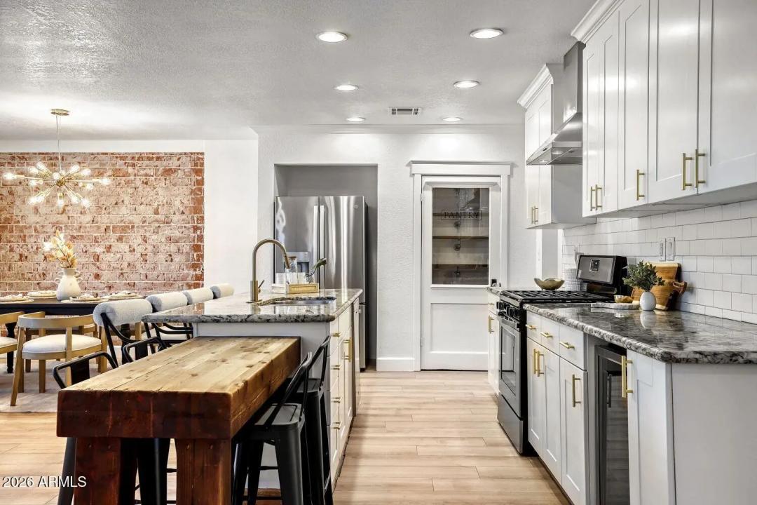 Real Estate Picture 7