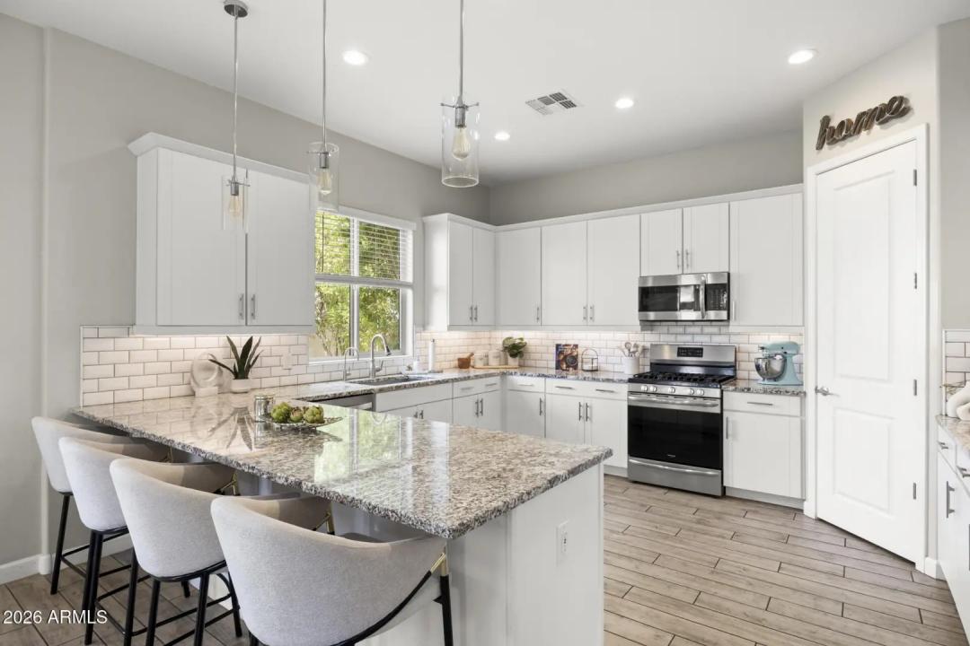 Real Estate Picture 11