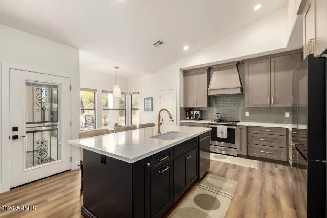 Real Estate Picture 4