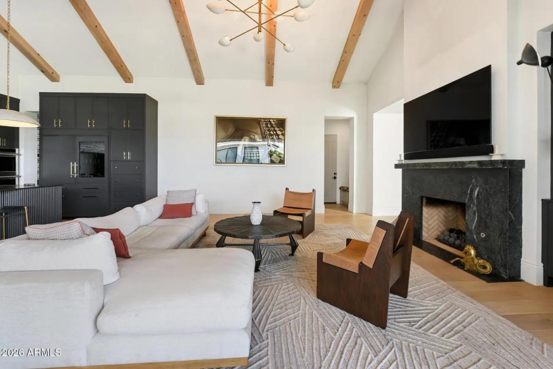 Real Estate Picture 4