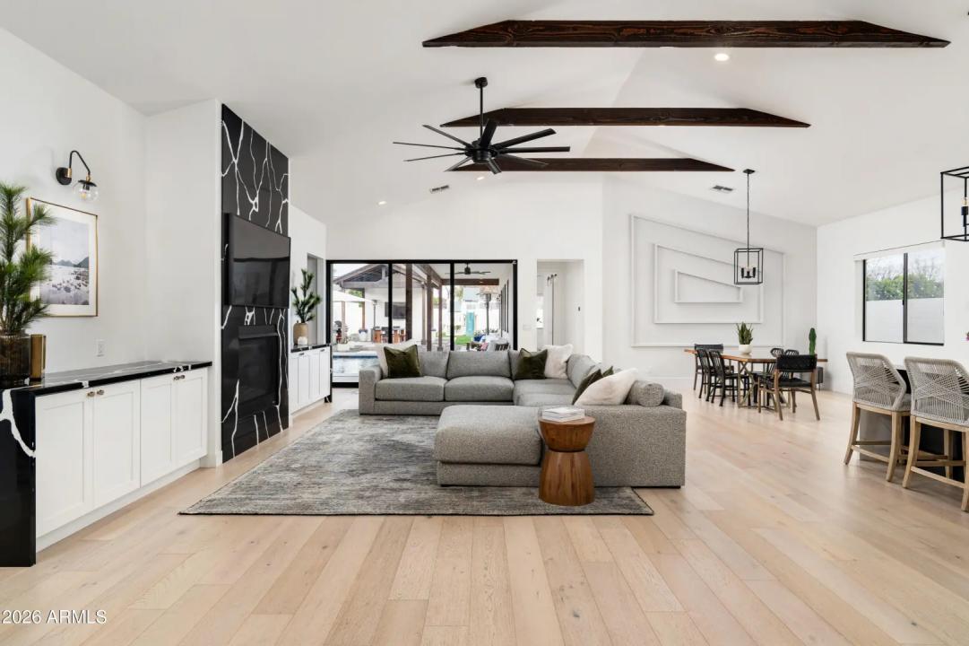 Real Estate Picture 4