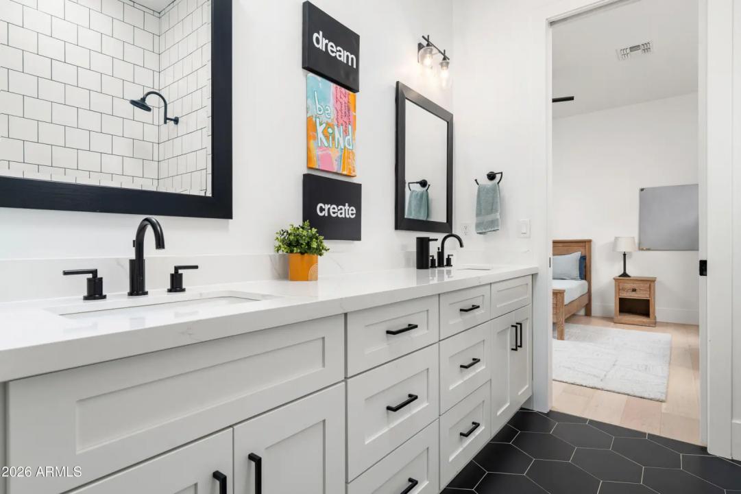 Real Estate Picture 18