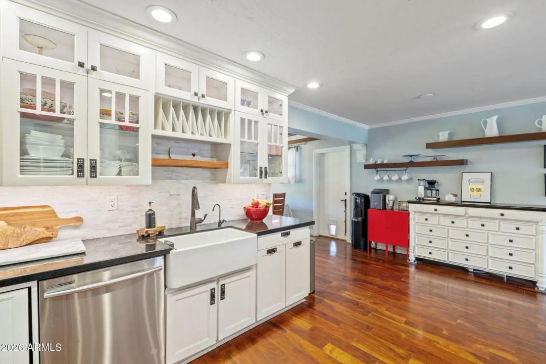 Real Estate Picture 11