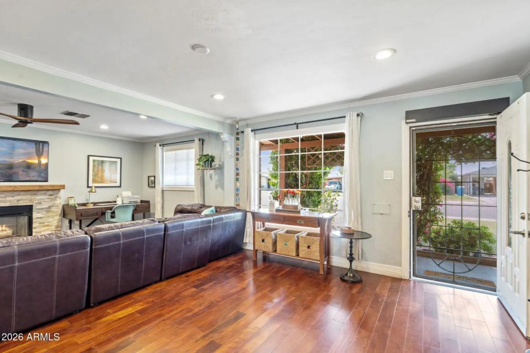 Real Estate Picture 4