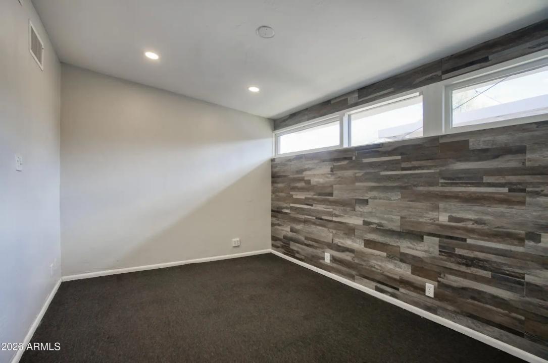 Real Estate Picture 11