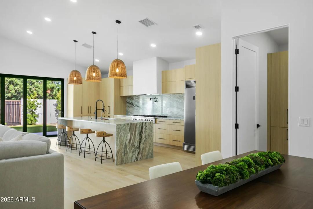 Real Estate Picture 4