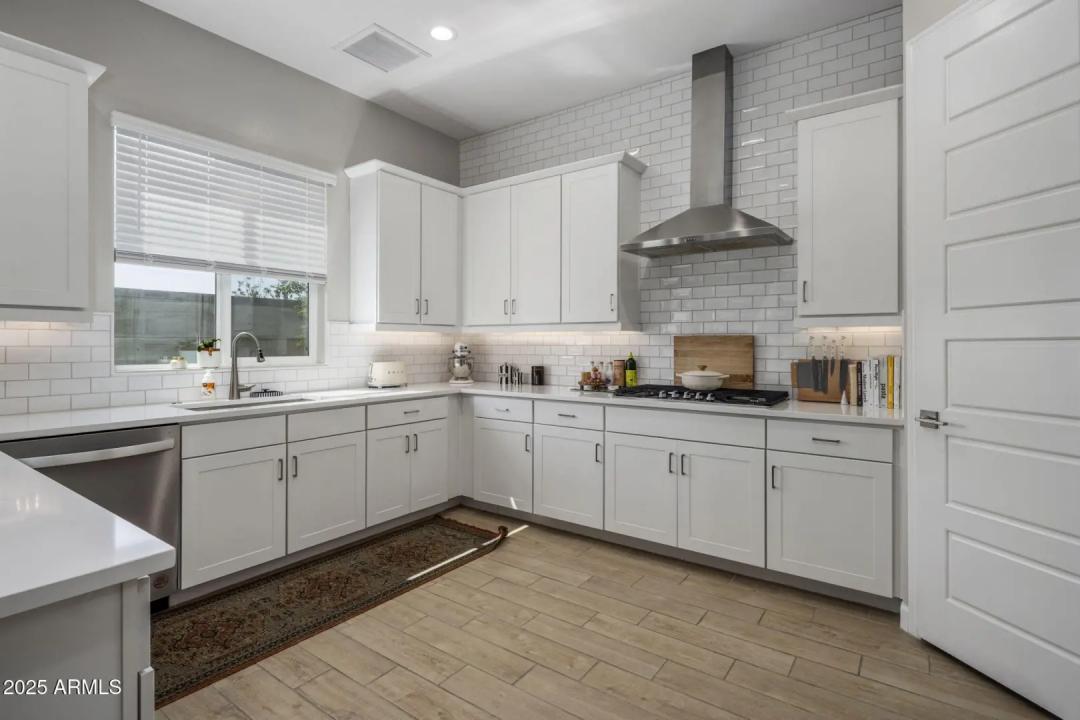 Real Estate Picture 12