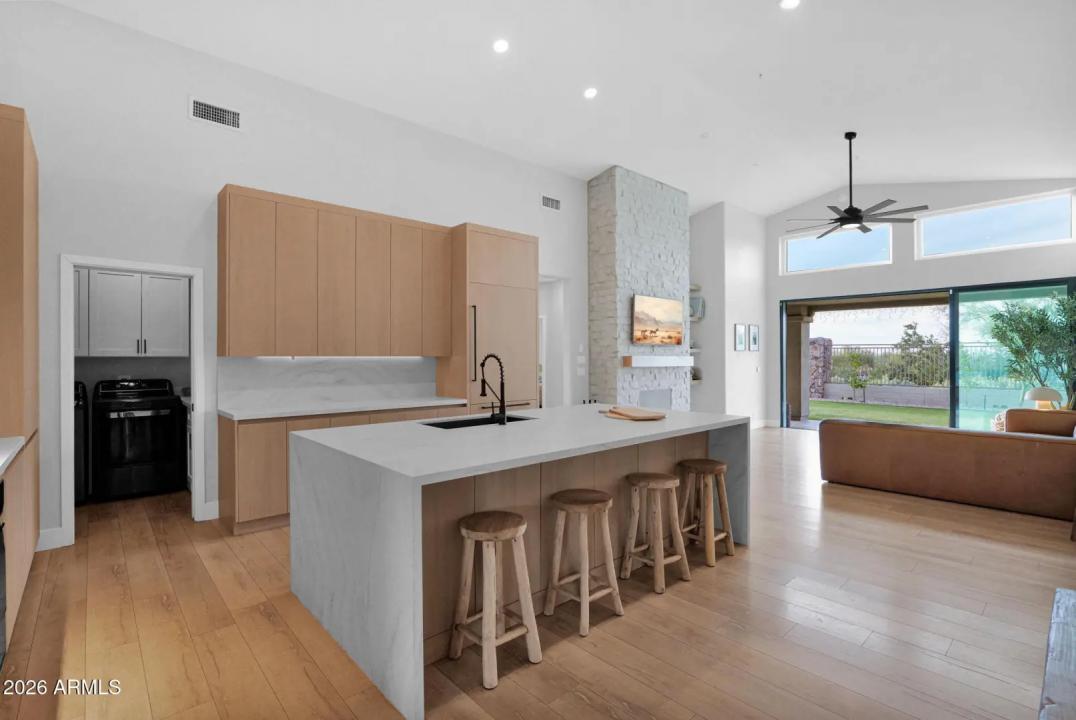 Real Estate Picture 4