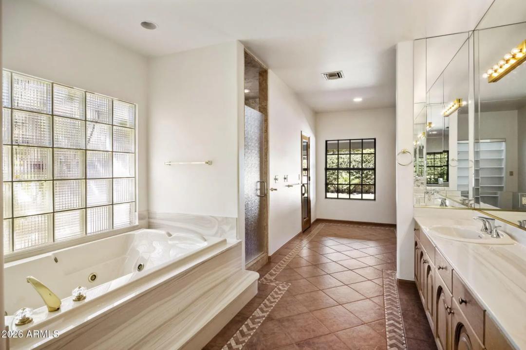 Real Estate Picture 11