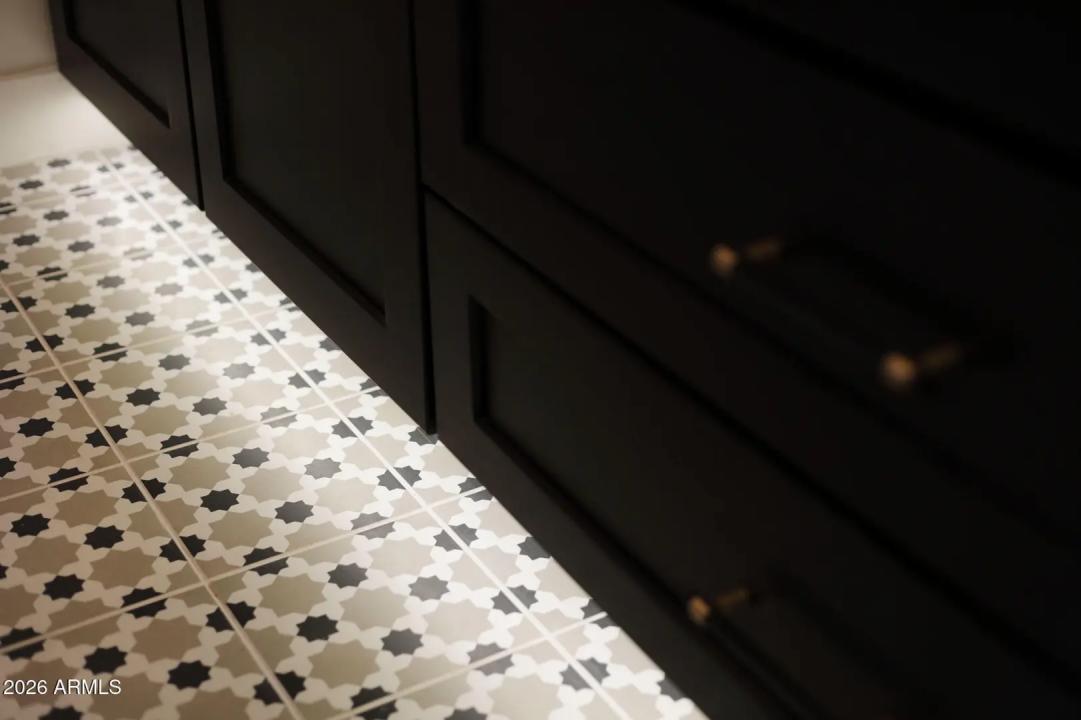 Real Estate Picture 11