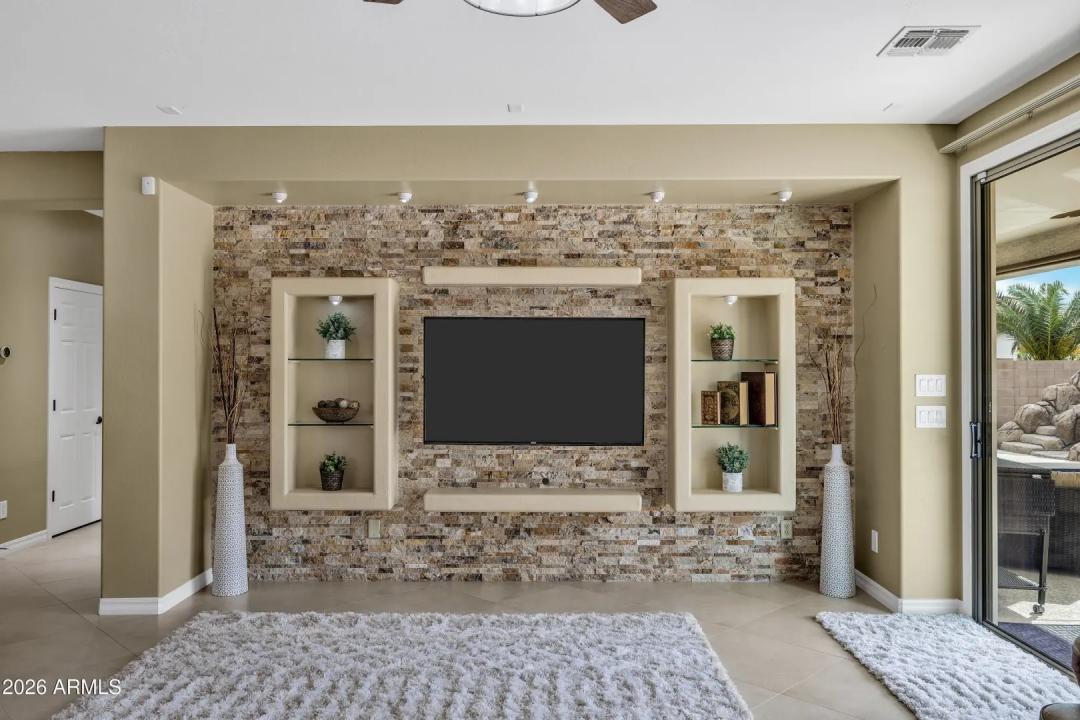 Real Estate Picture 7