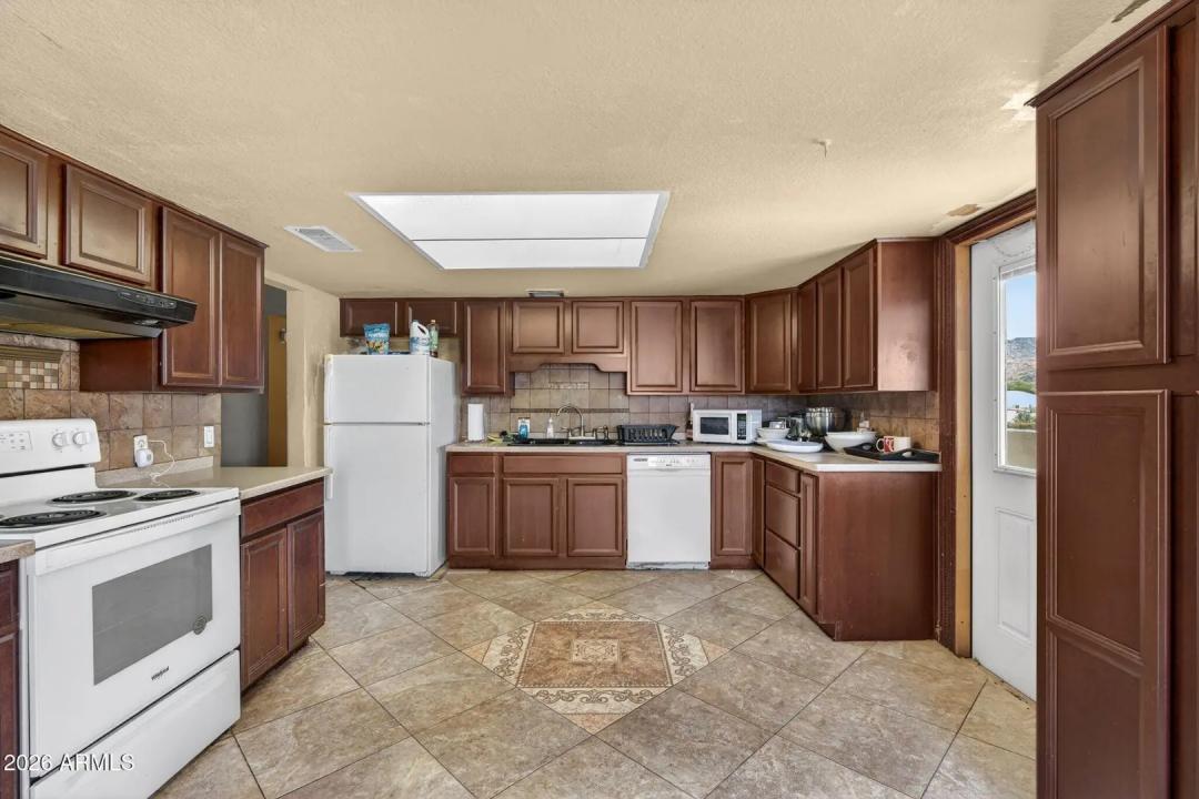 Real Estate Picture 12