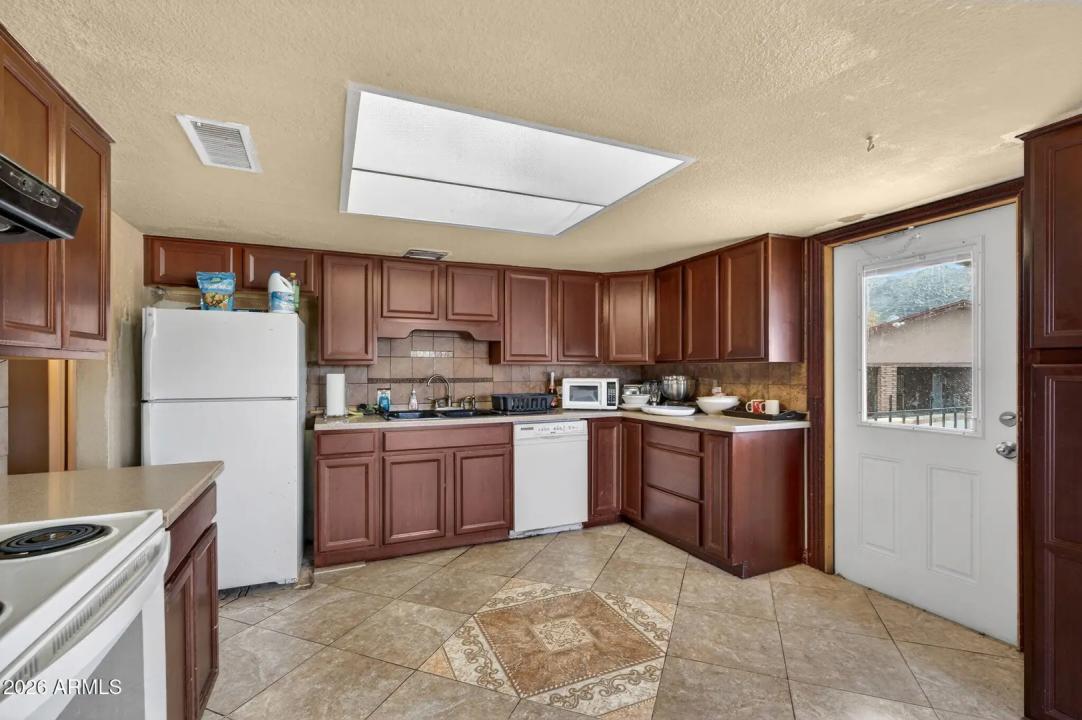 Real Estate Picture 14