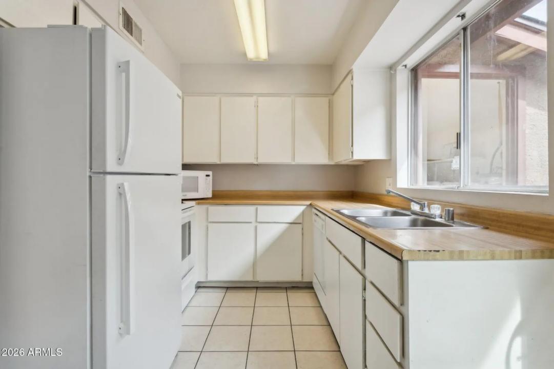 Real Estate Picture 4