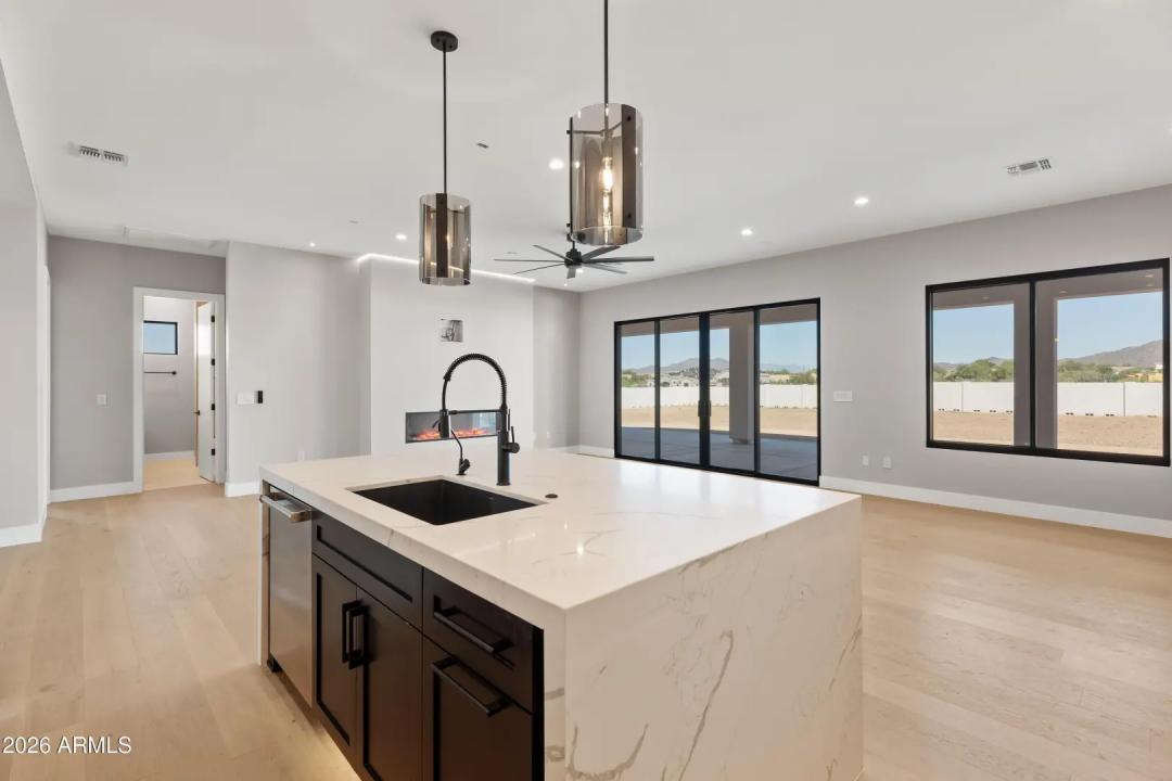 Real Estate Picture 4
