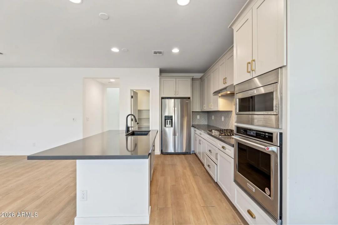 Real Estate Picture 11