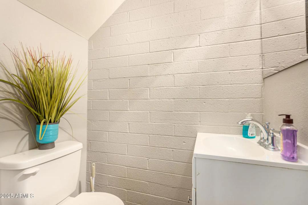 Real Estate Picture 11