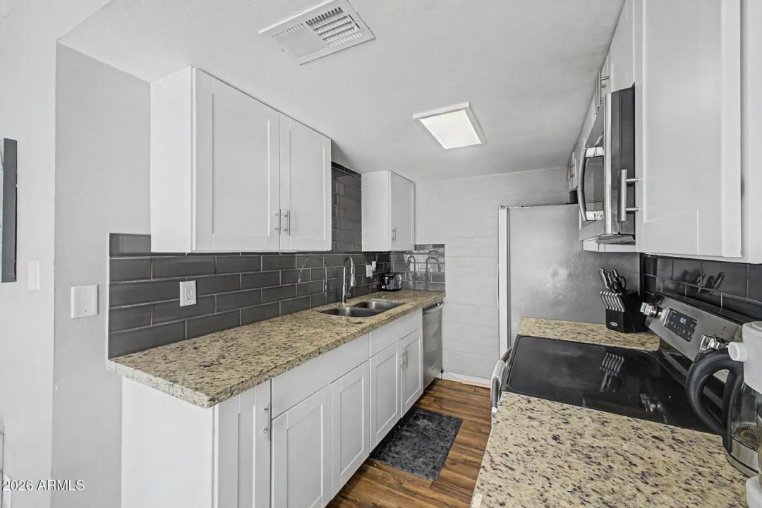 Real Estate Picture 12