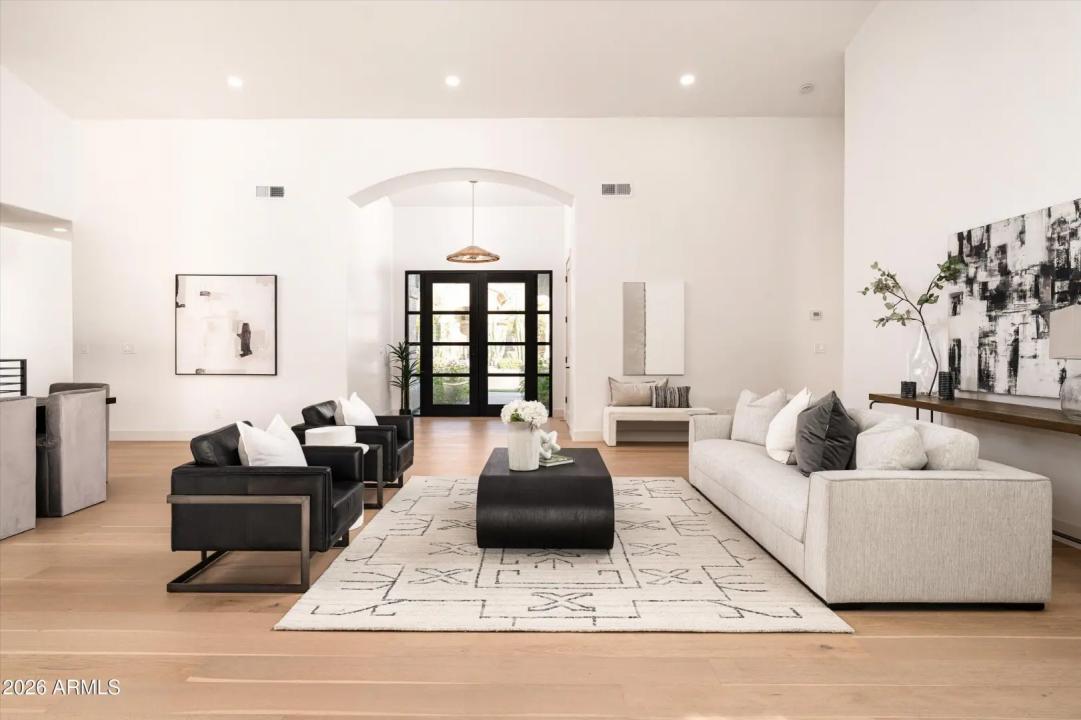 Real Estate Picture 14