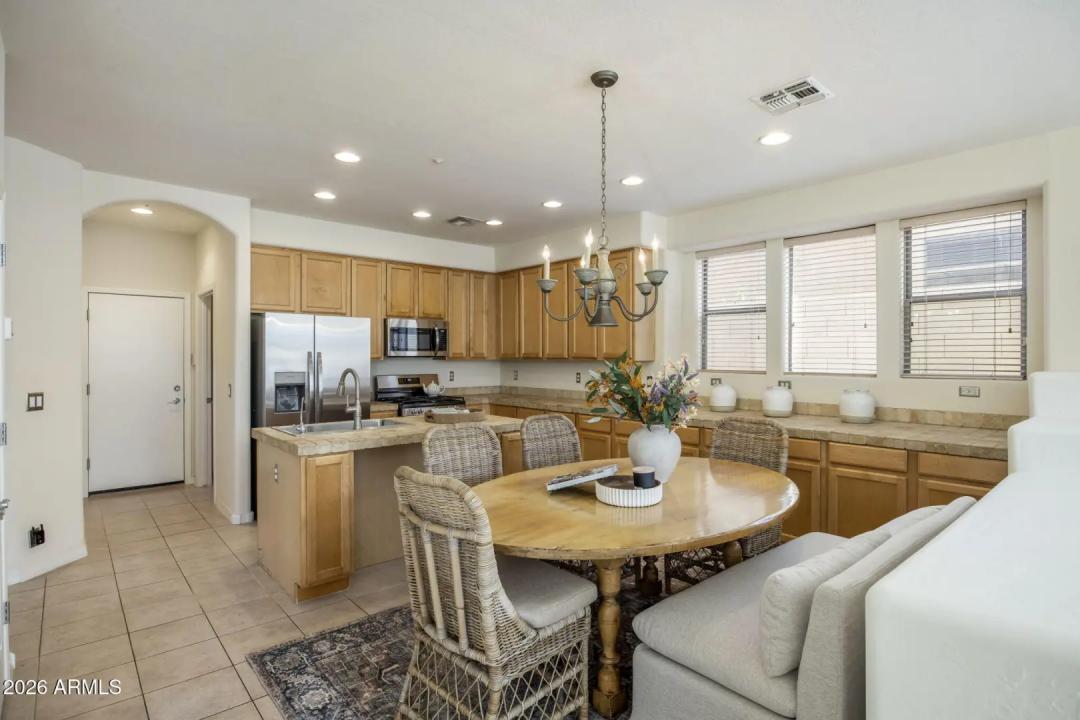 Real Estate Picture 3