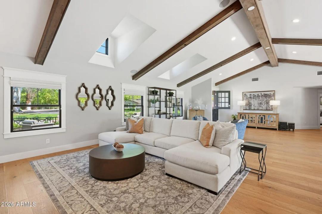 Real Estate Picture 4