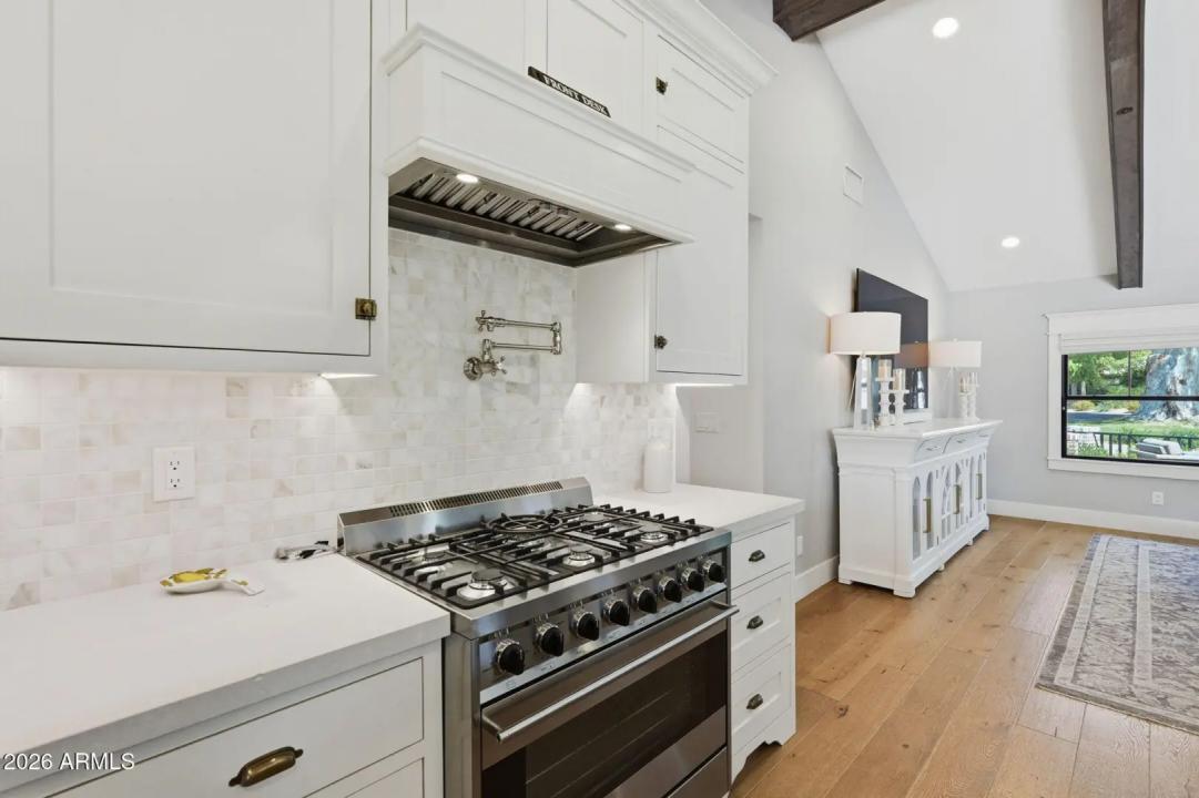 Real Estate Picture 9