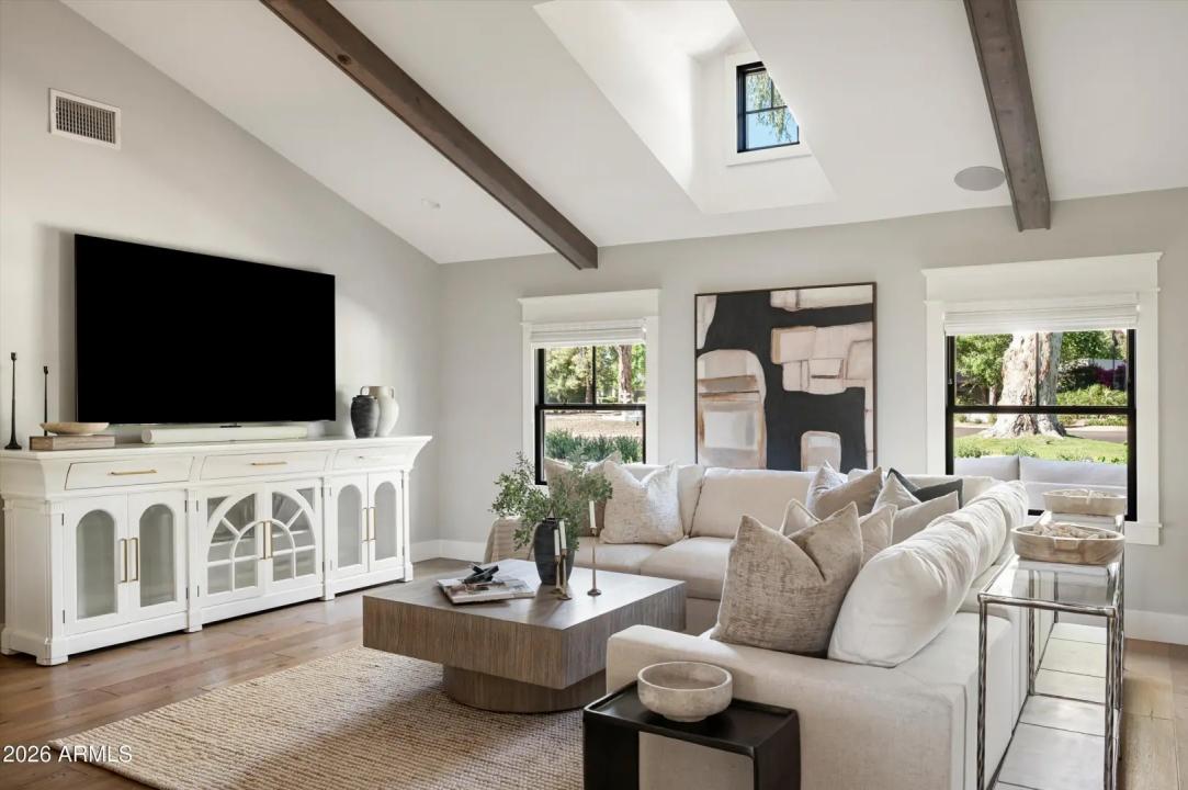 Real Estate Picture 11