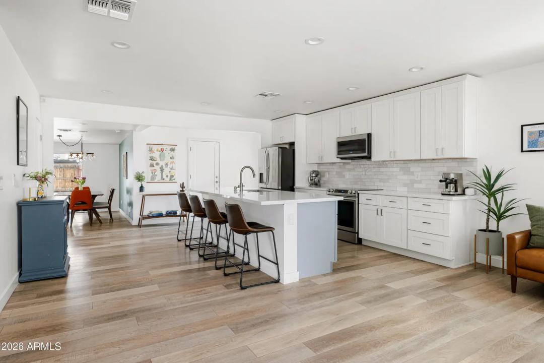 Real Estate Picture 4