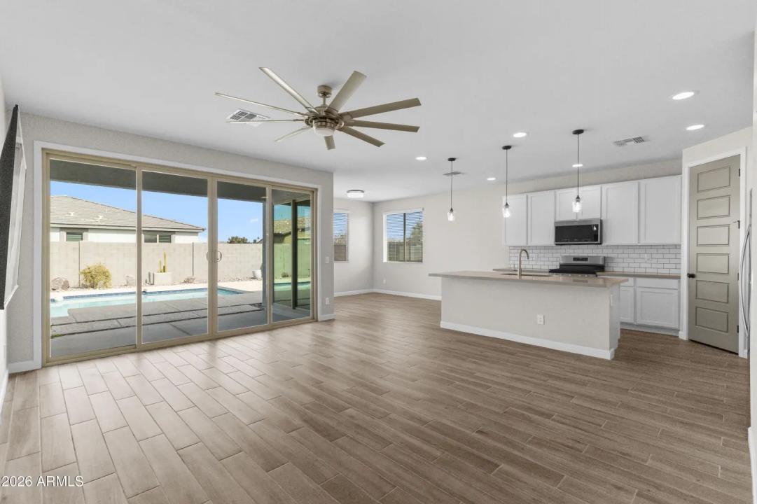 Real Estate Picture 4