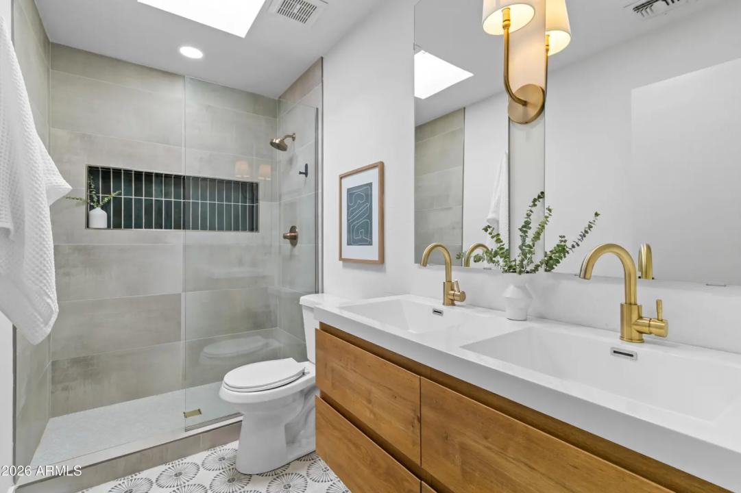 Real Estate Picture 16