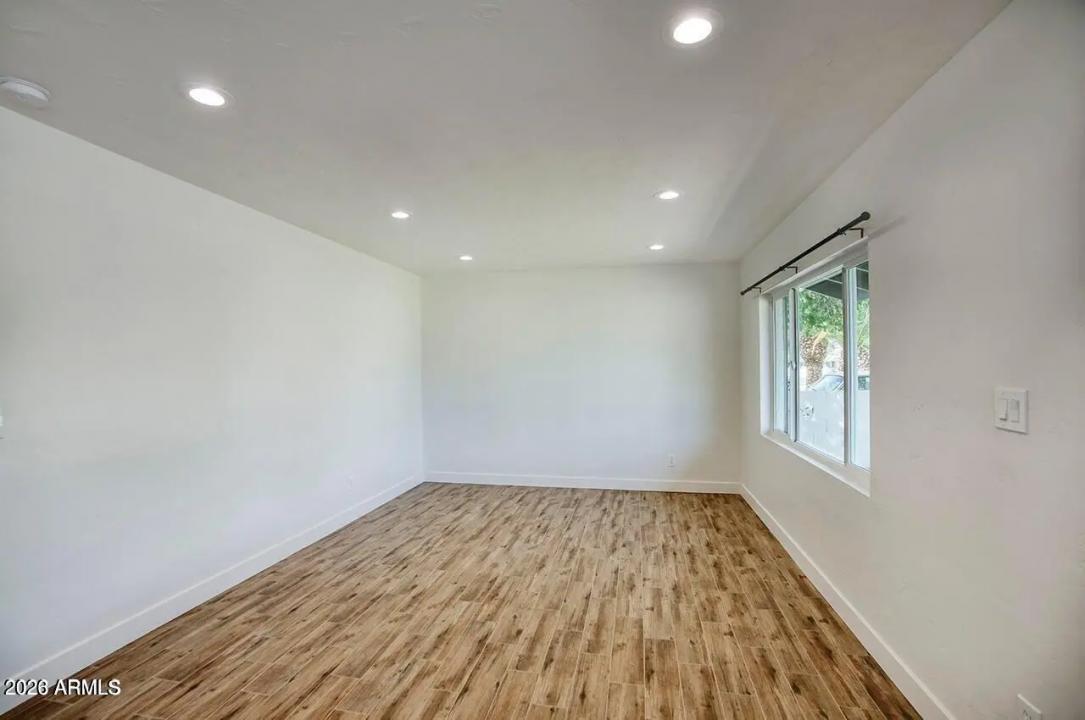 Real Estate Picture 14