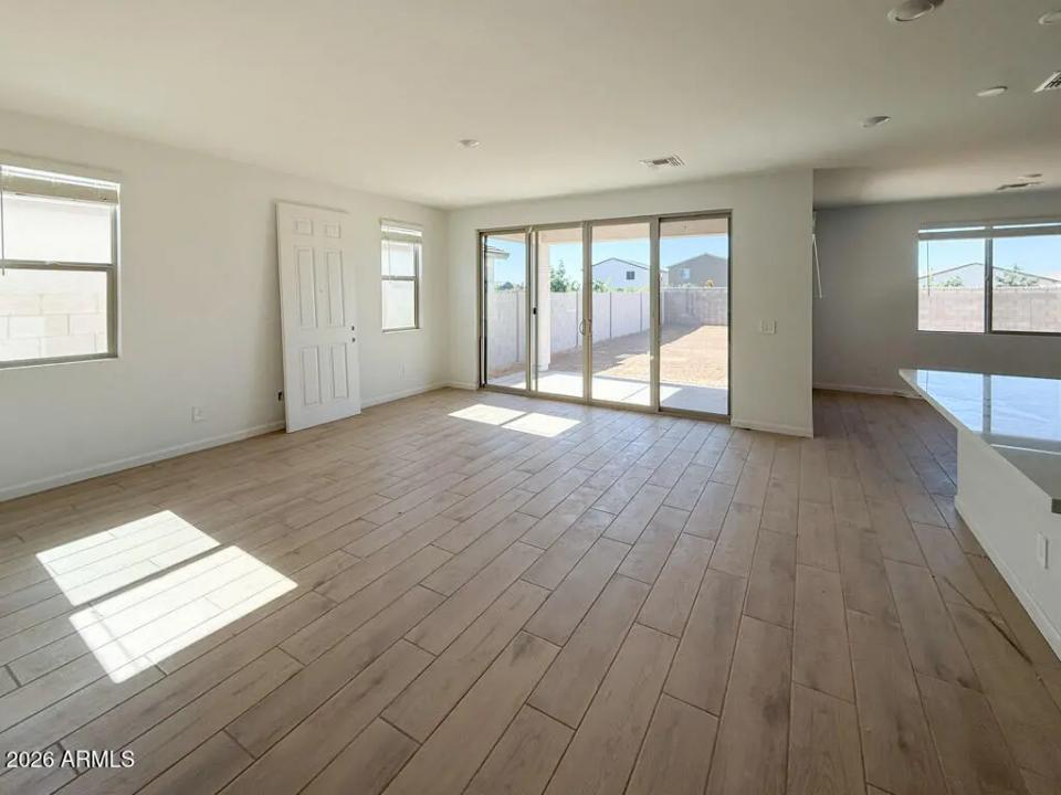 Real Estate Picture 4