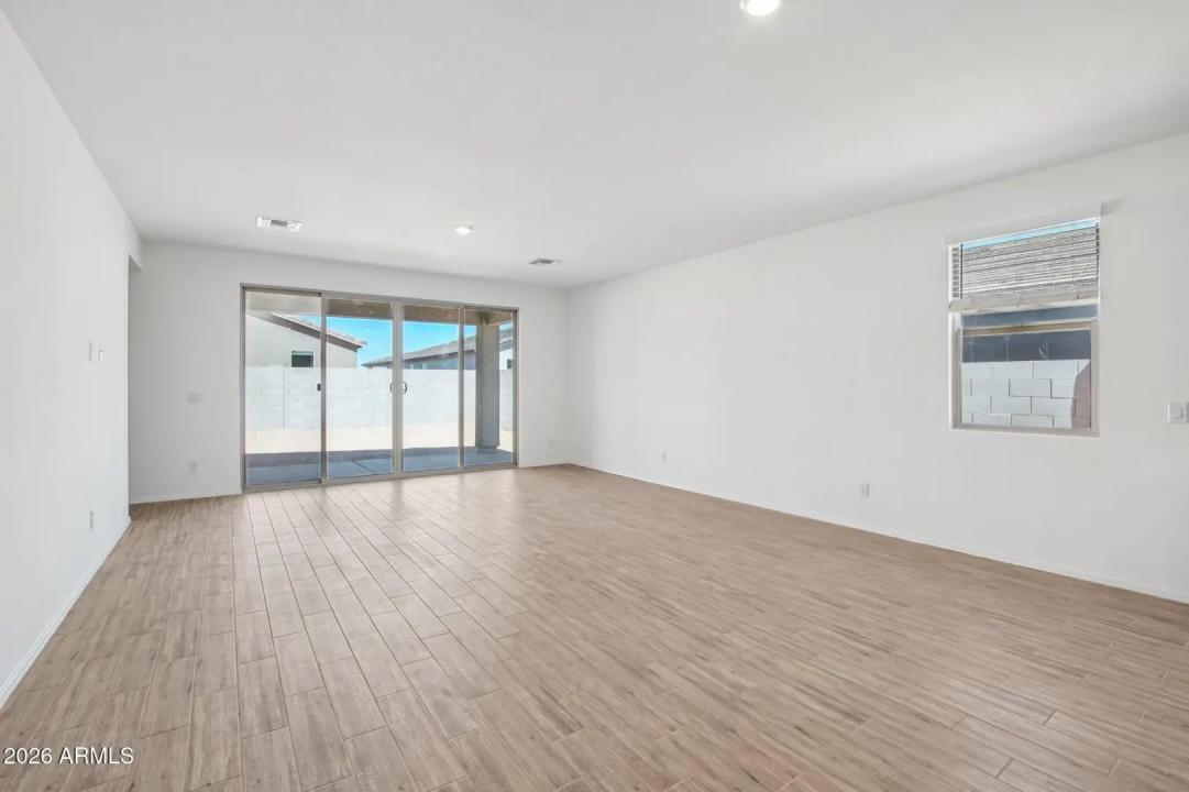 Real Estate Picture 8