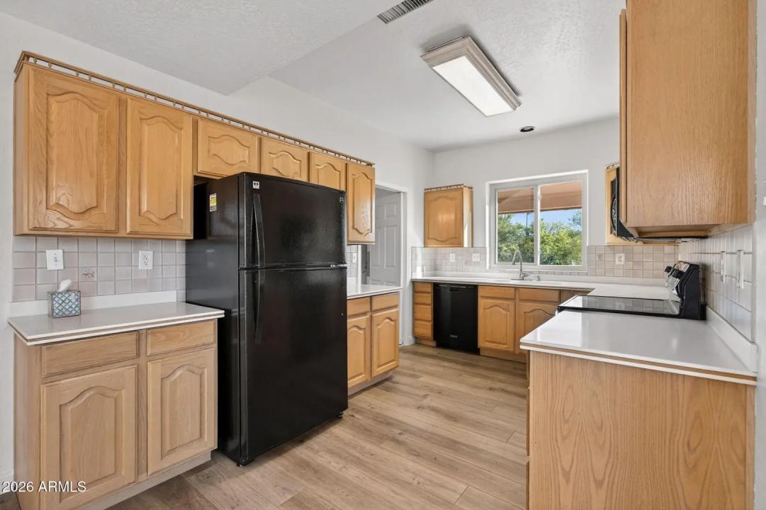 Real Estate Picture 4