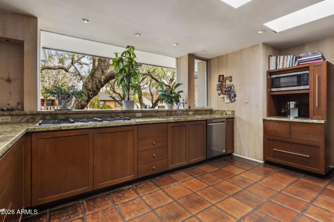 Real Estate Picture 9