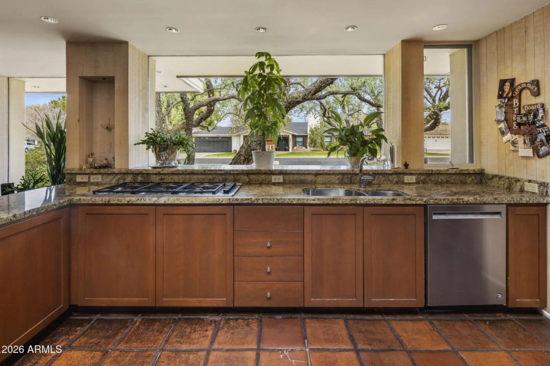 Real Estate Picture 8