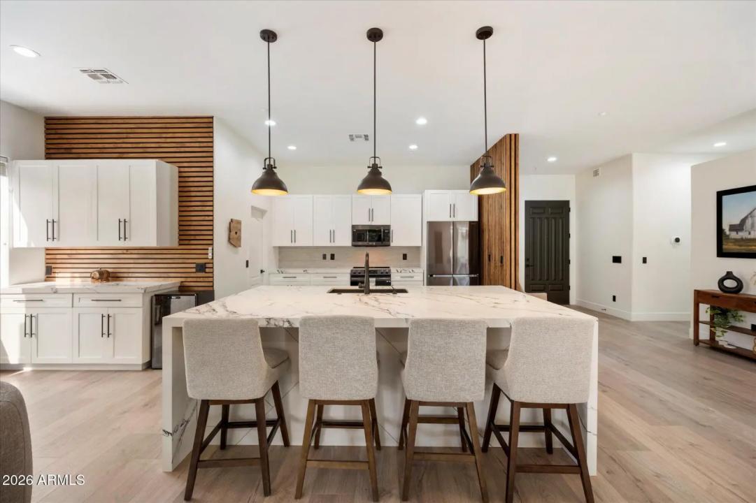 Real Estate Picture 4