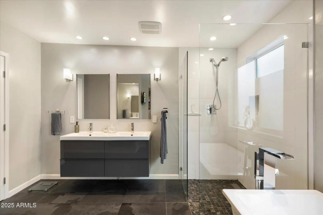 Real Estate Picture 18