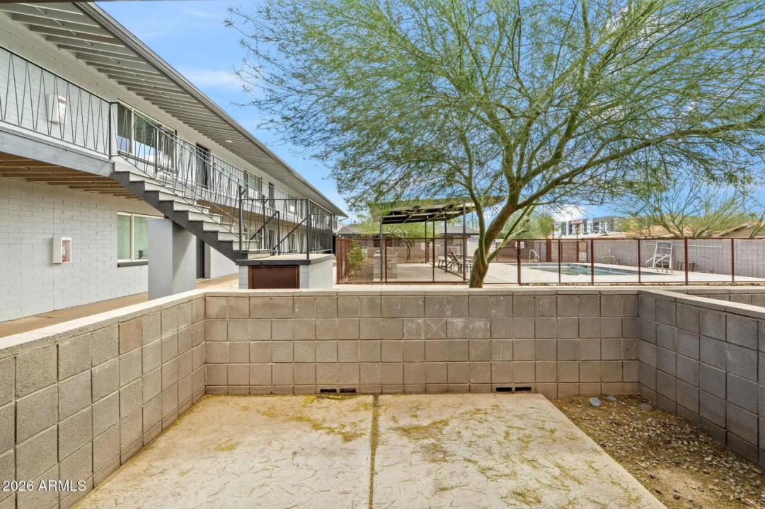 Real Estate Picture 4