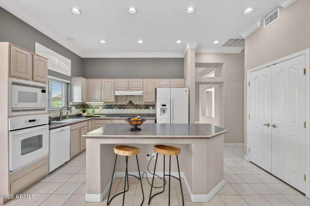 Real Estate Picture 4