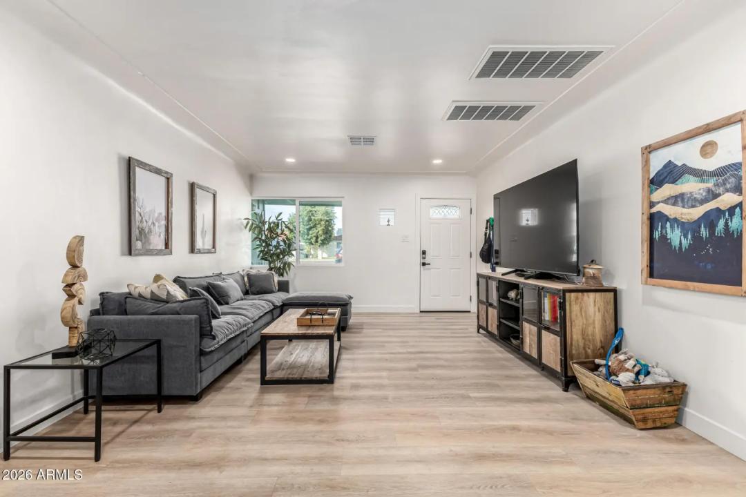 Real Estate Picture 3