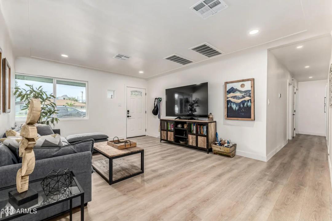 Real Estate Picture 4