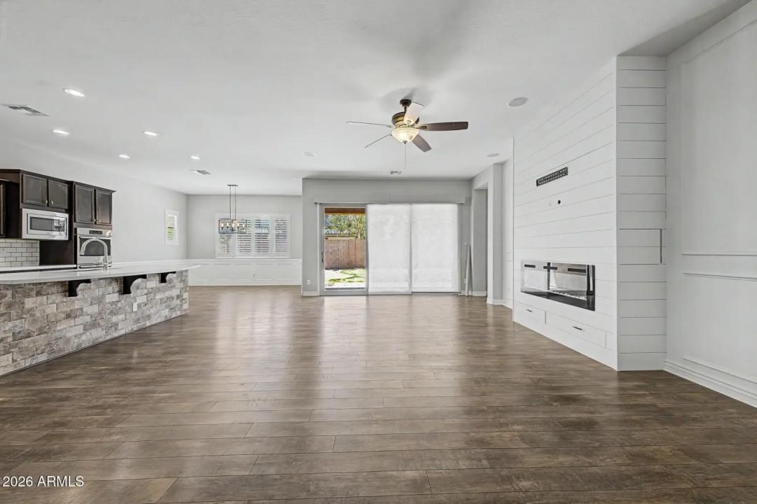Real Estate Picture 4