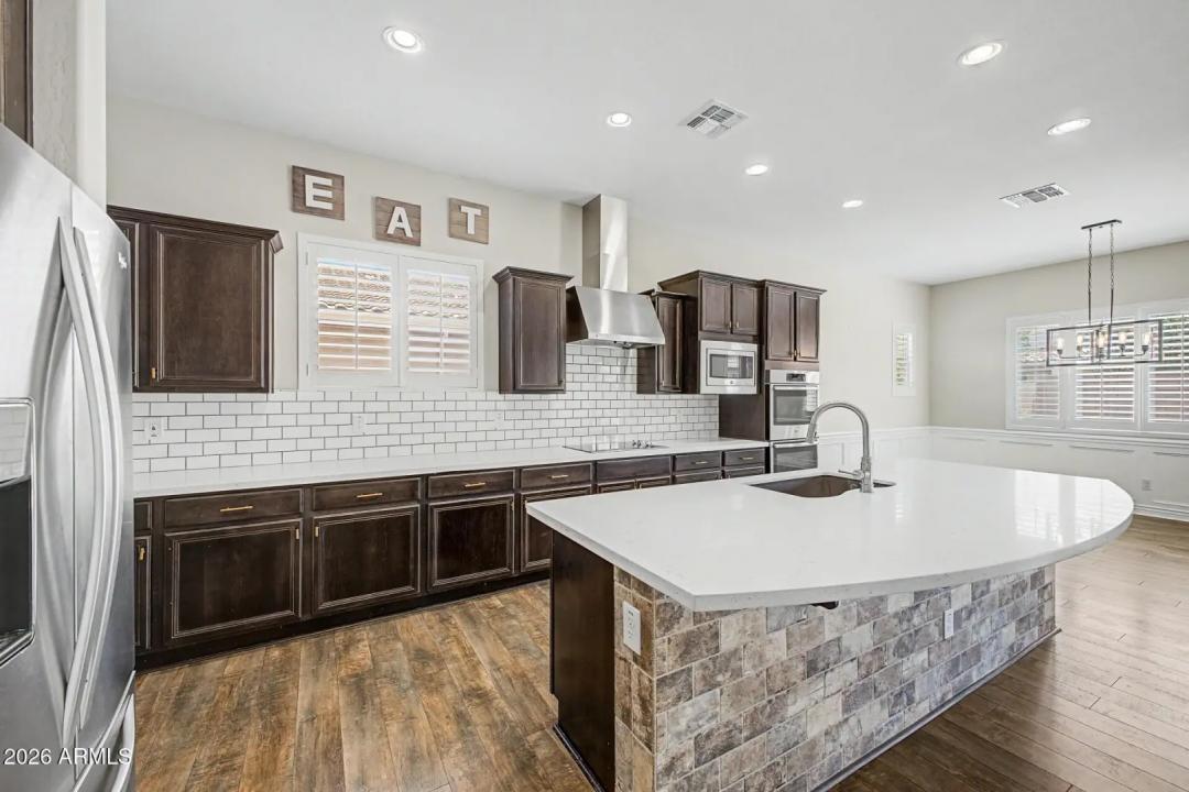 Real Estate Picture 7