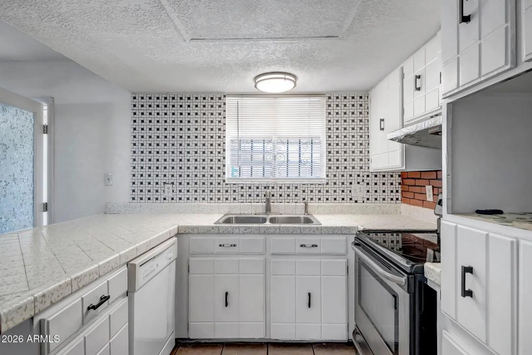 Real Estate Picture 12