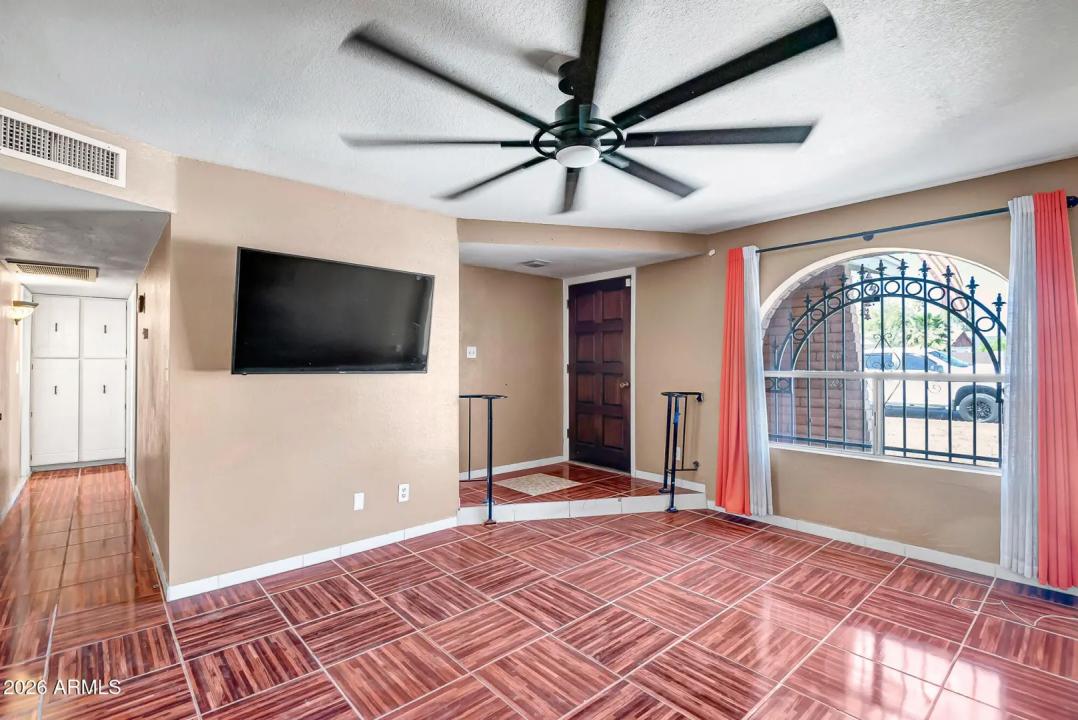 Real Estate Picture 4